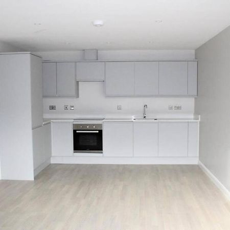 شقة Marvellous New Build 2 Bed Flat - 1 Ophelia Court إبسوم المظهر الخارجي الصورة