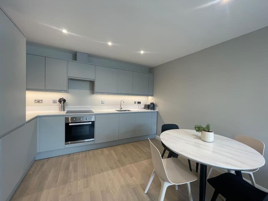 شقة Marvellous New Build 2 Bed Flat - 1 Ophelia Court إبسوم المظهر الخارجي الصورة