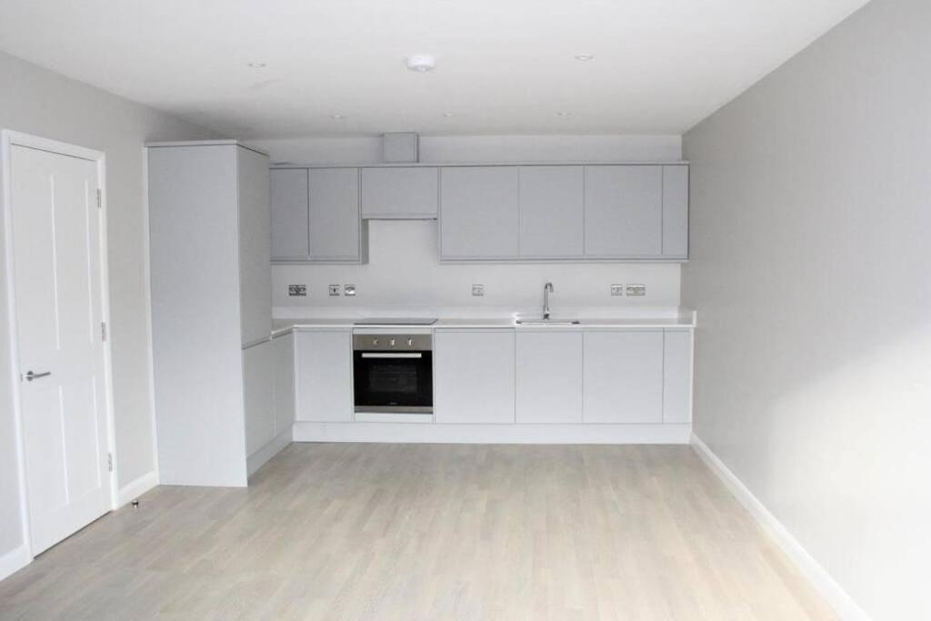 شقة Marvellous New Build 2 Bed Flat - 1 Ophelia Court إبسوم المظهر الخارجي الصورة